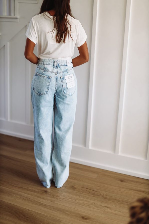 hazel-olive-good-american-good-90-s-relaxed-jeans-light-wash-40950229369026